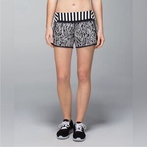 Lululemon Speed Shorts 2 Way Stretch Pretty Palm Angel Wing Black White 4 RARE
